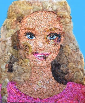 Barbie-con-hematomas-Barbies-pieces-and-plastic-objects-97-x-114-cm-2016-copia